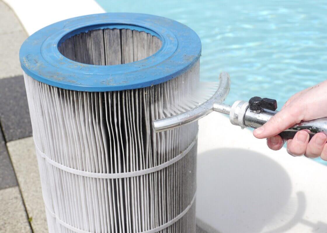 brosse à jet d'eau pour nettoyer filtre de spa et piscine