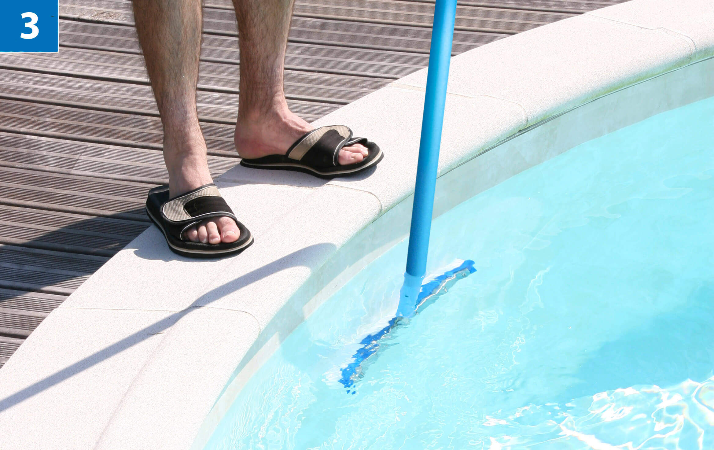 Utilité du balai aspirateur manuel pour nettoyer sa piscine - Piscine Shop