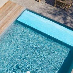 Piscine avec banquette intégrée