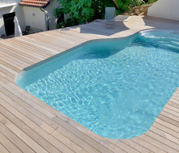 Piscine de forme libre Cléa sur terrasse en bois surélevée