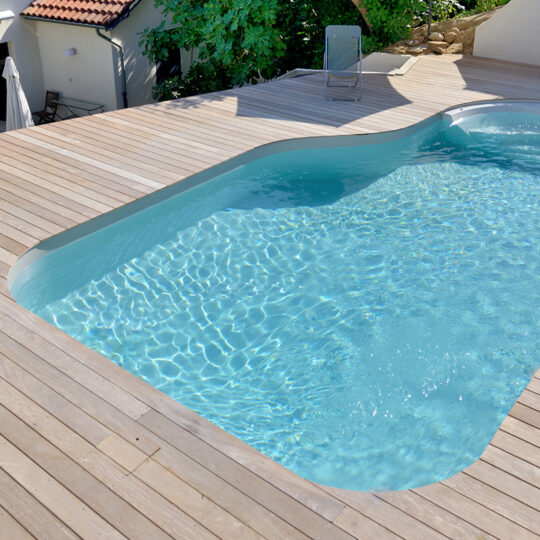 Piscine de forme libre Cléa sur terrasse en bois surélevée