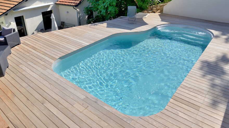 Piscine de forme libre Cléa sur terrasse en bois surélevée