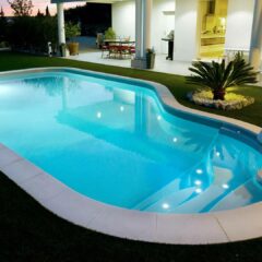 Piscine forme libre avec éclairage de nuit