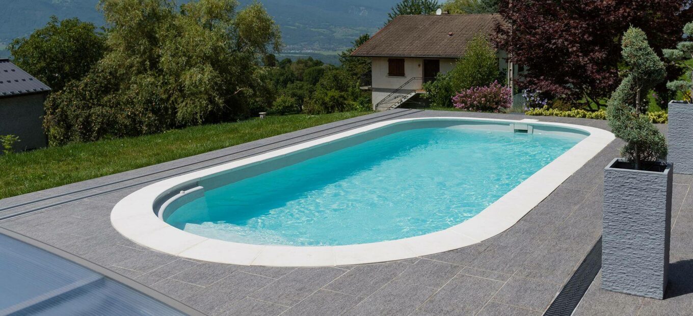 Piscine forme libre avec abri sur terrasse