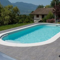 Piscine forme libre avec abri sur terrasse