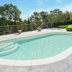 Piscine ovale 8 x 4 m avec escalier intégré