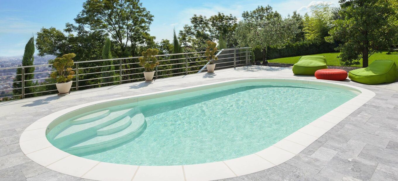 Piscine ovale 8 x 4 m avec escalier intégré