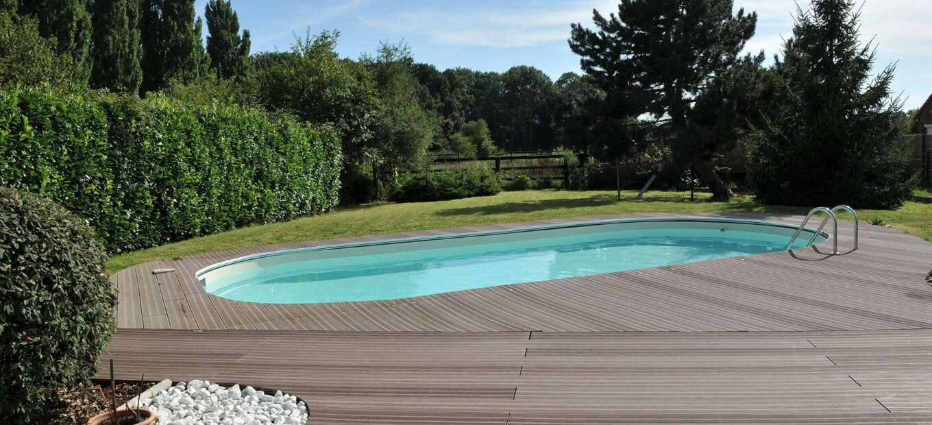 Piscine ovale Olivia avec échelle et terrasse en bois