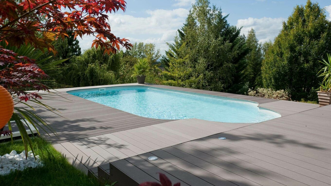 Piscine rectangulaire avec escalier sortant et plage bois composite