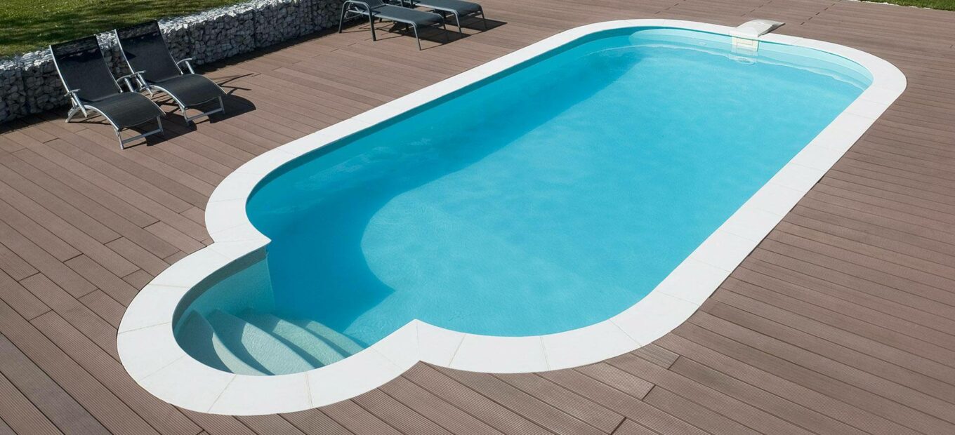 Piscine rectangle 7 x 4 m avec escalier extérieur sur terrasse