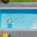 Piscine rectangulaire avec plage grise