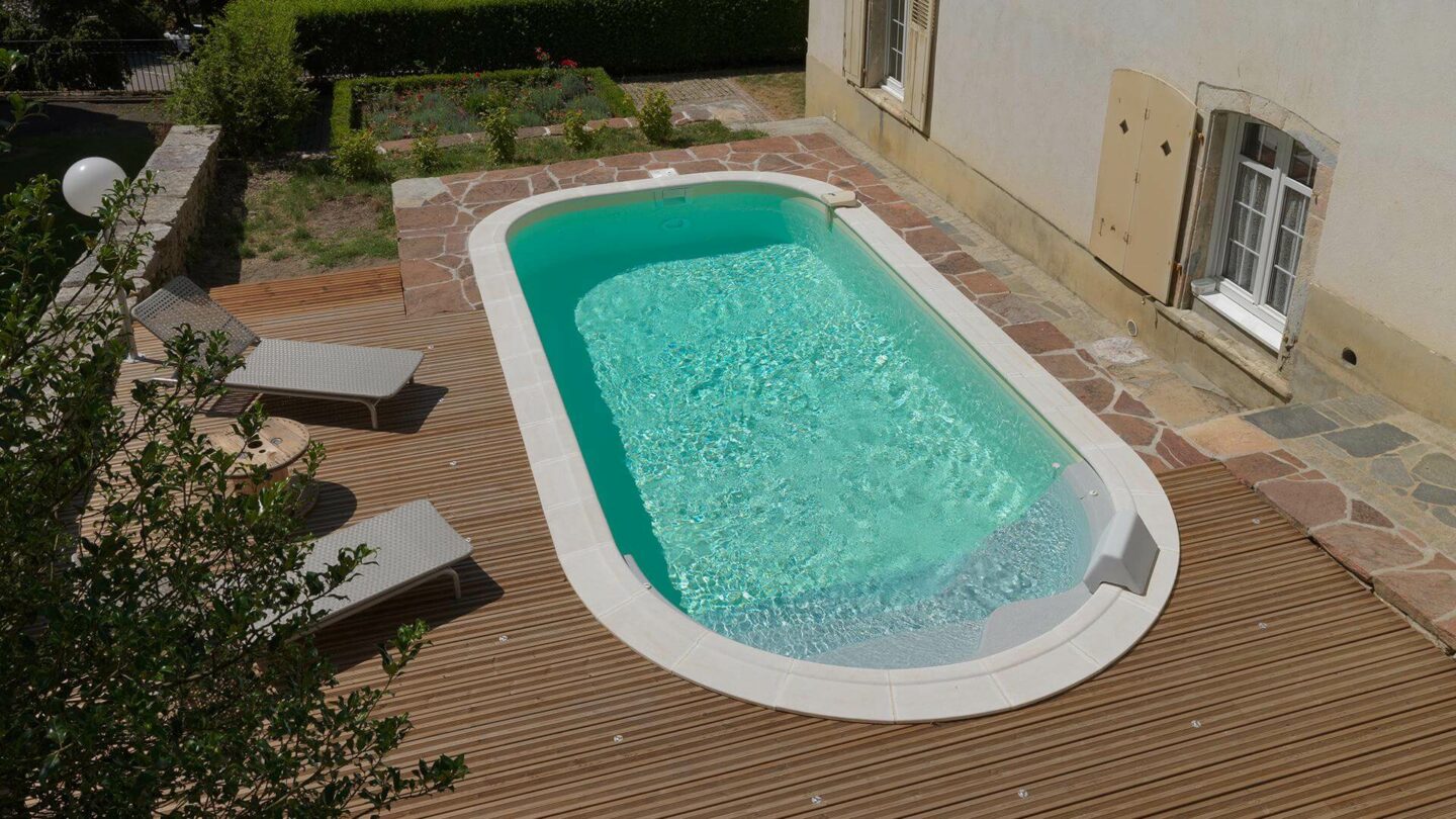 piscine semi-enterrée