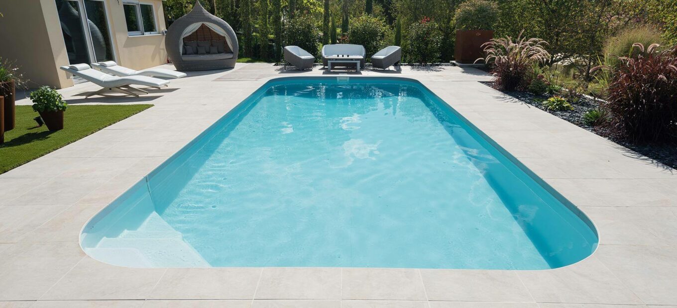 Piscine rectangulaire Sara sur une terrasse avec dalles en béton