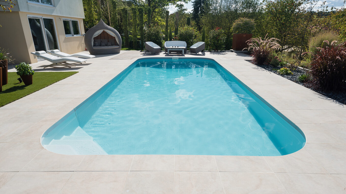 Piscine rectangulaire Sara sur une terrasse avec dalles en béton