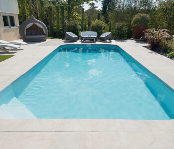 Piscine rectangulaire Sara sur une terrasse avec dalles en béton