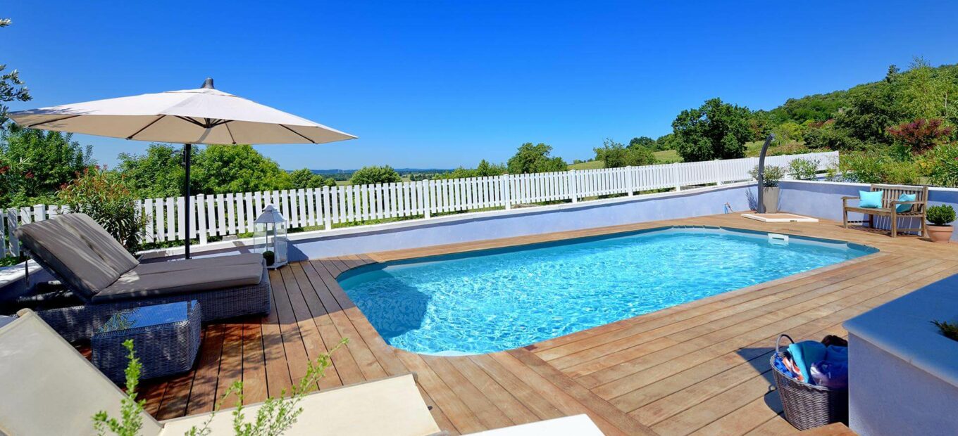 piscine rectangulaire Sara sur terrasse en bois