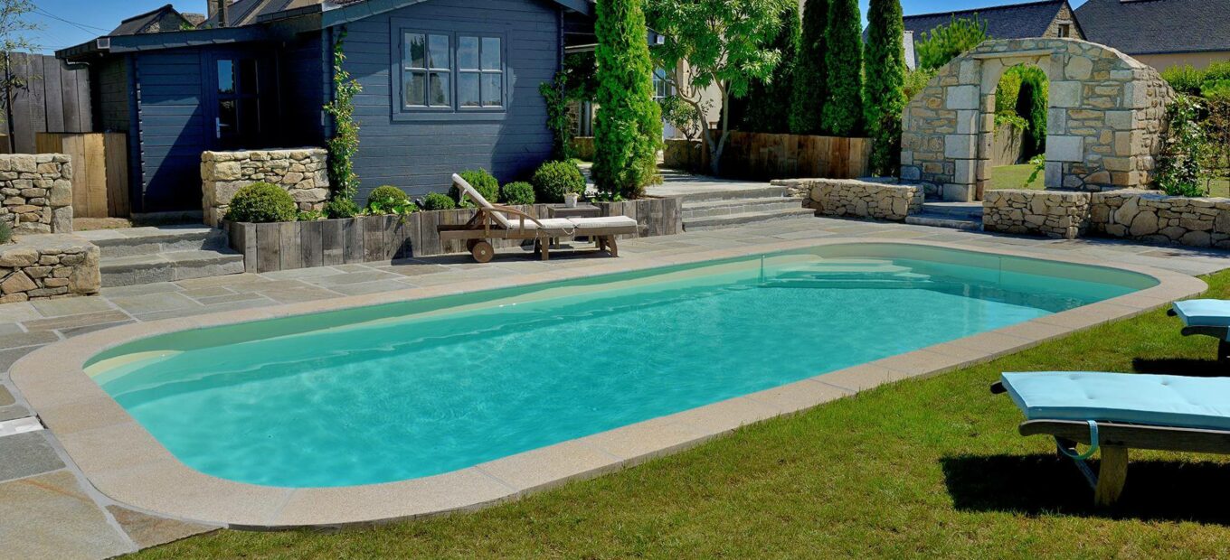 Piscine rectangulaire Sara dans un jardin