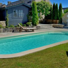 Piscine rectangulaire Sara dans un jardin