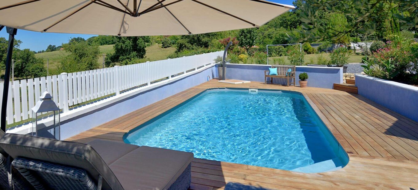 Piscine rectangle modèle Sara avec escalier intégré et plage bois