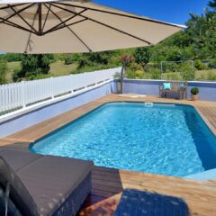 Piscine rectangle modèle Sara avec escalier intégré et plage bois