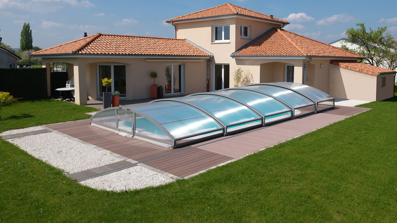 Piscine Waterair et son abris télescopique devant une maison au style provençale