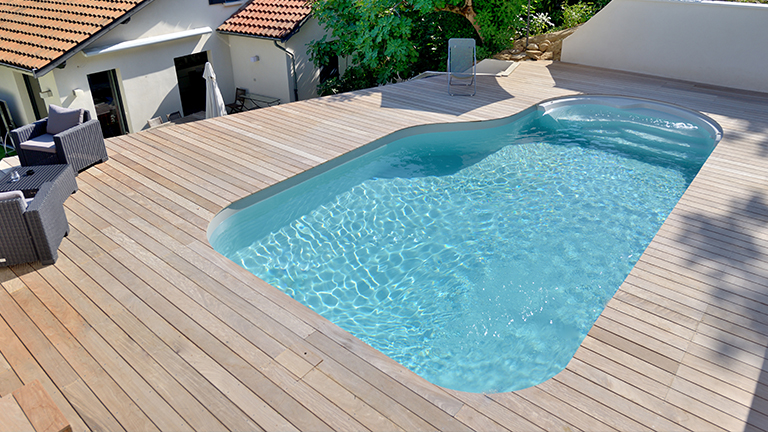 Piscine de forme libre Cléa sur terrasse en bois surélevée