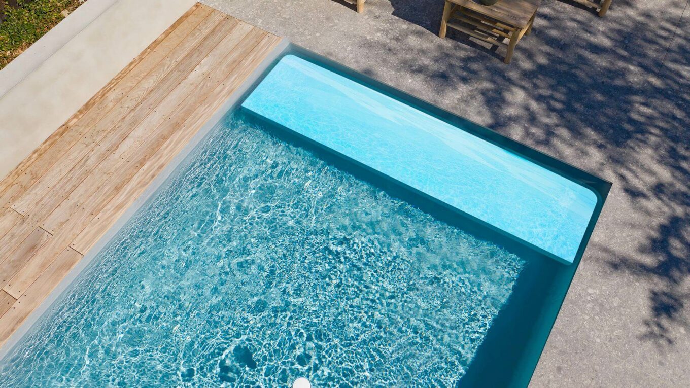 Piscine avec banquette intégrée