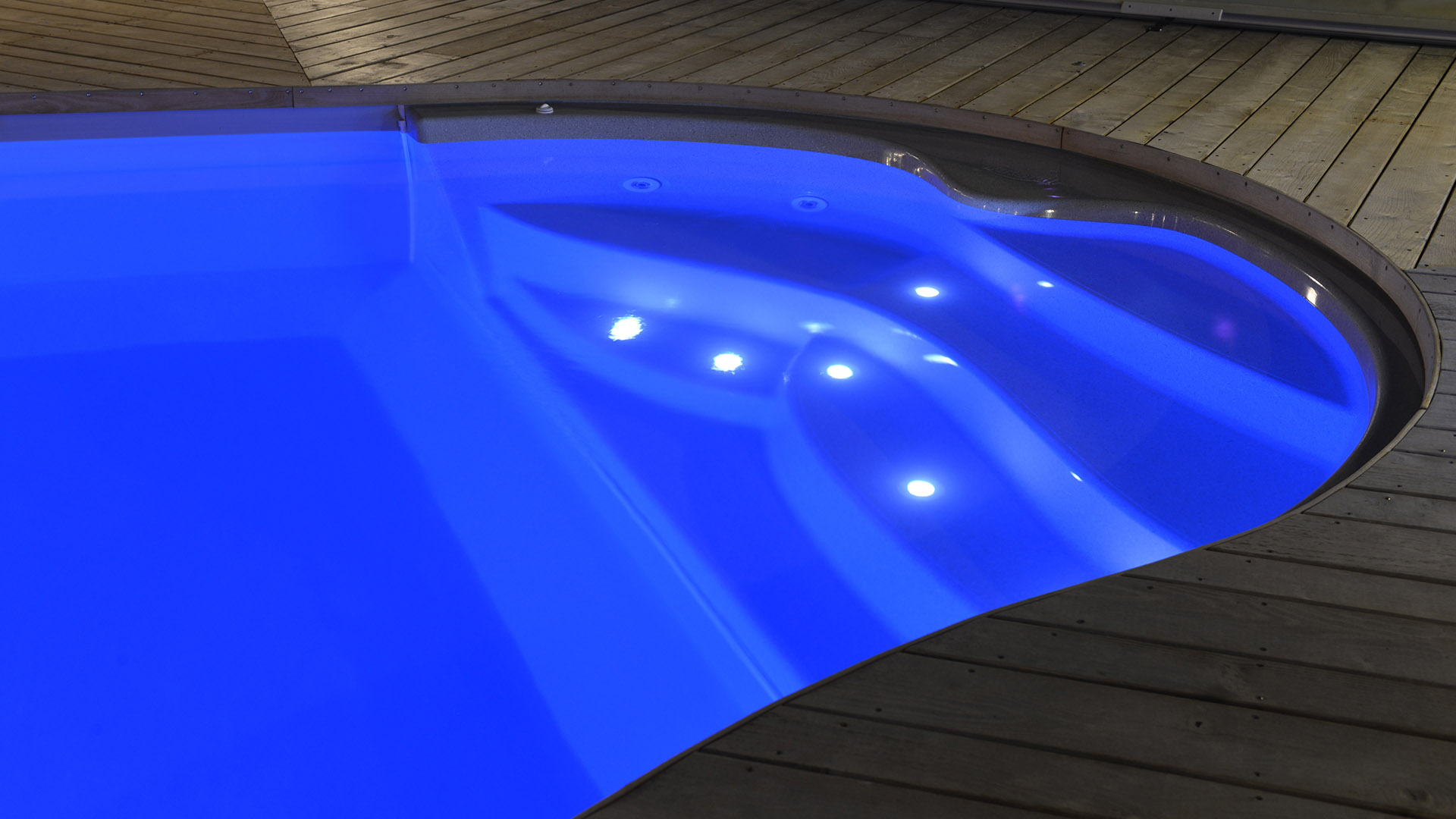 Changer l'ampoule de son projecteur piscine en 7 étapes