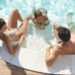 Personnes assises dans un escalier de piscine Enjoy