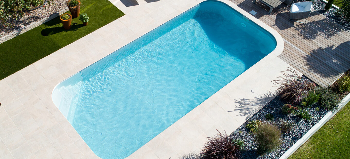 Photo d'une belle piscine rectangulaire avec escalier d'angle