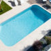 Photo d'une belle piscine rectangulaire avec escalier d'angle