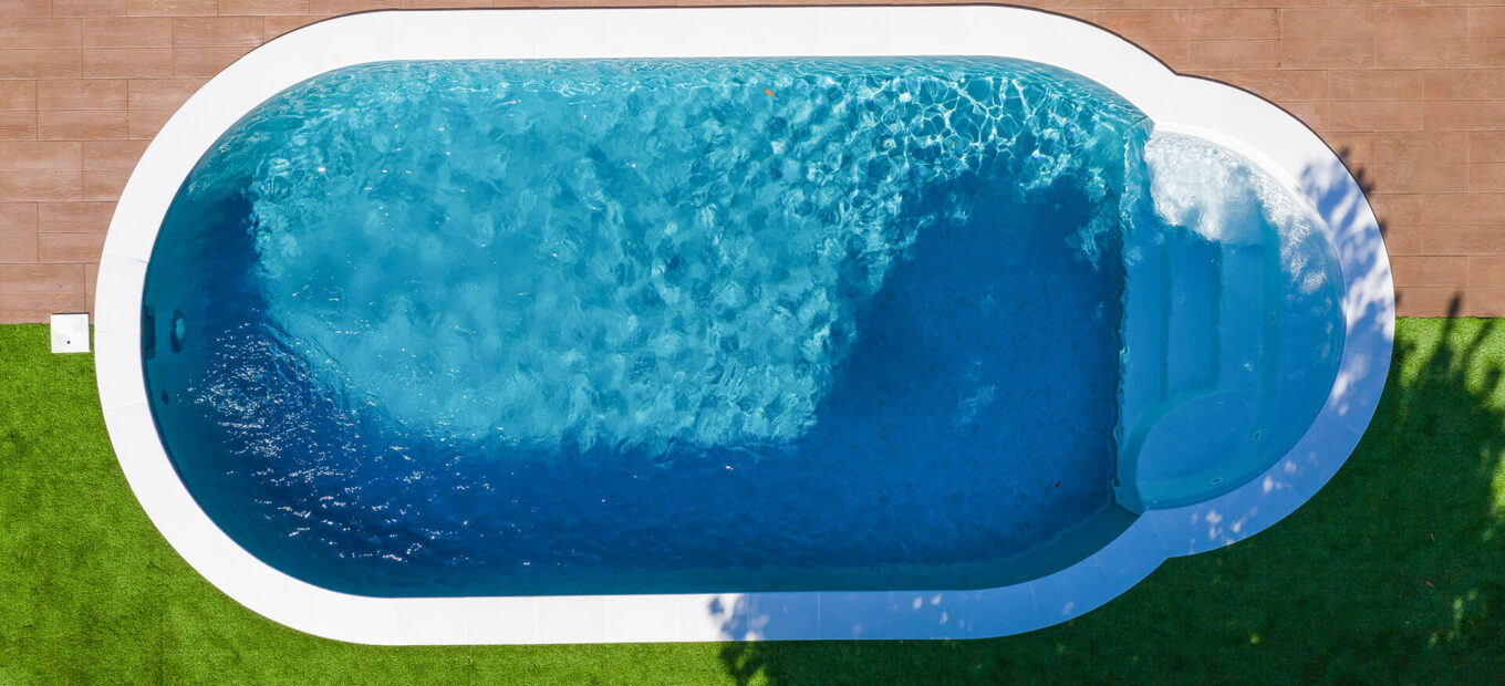 Revêtement de piscine gris argent