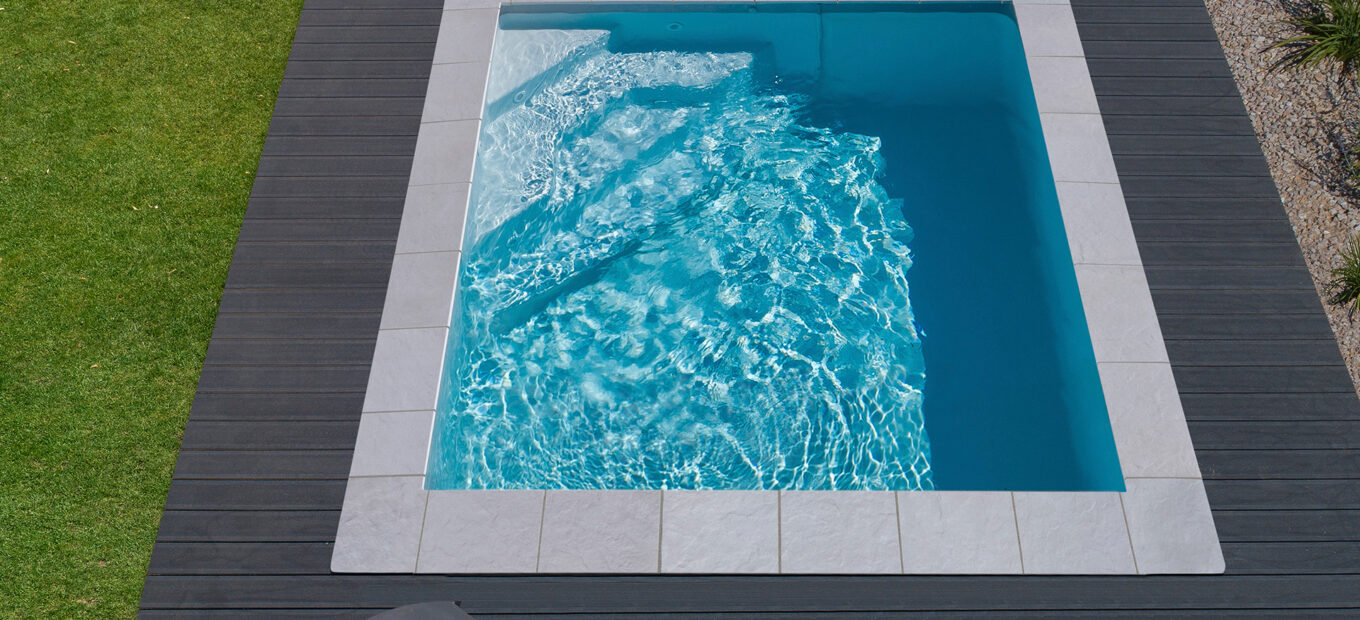 Piscine avec margelles grises