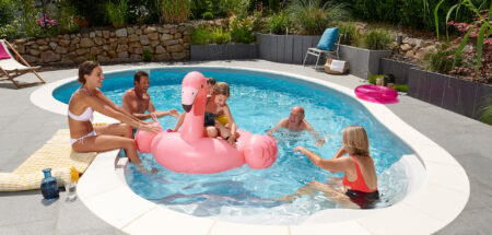 Une piscine privée pour passer du temps en famille et occuper les enfants