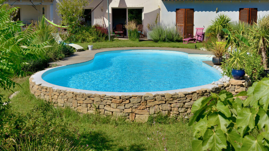 Piscine semi-enterrée de forme libre Madeleine dans un grand jardin