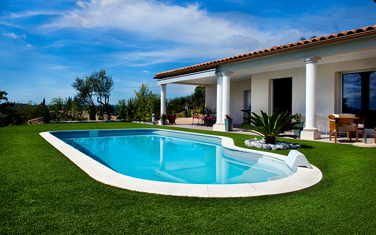 piscine avec gazon synthétique ou composition