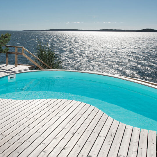 Piscine haricot Céline en bord de mer avec terrasse en bois