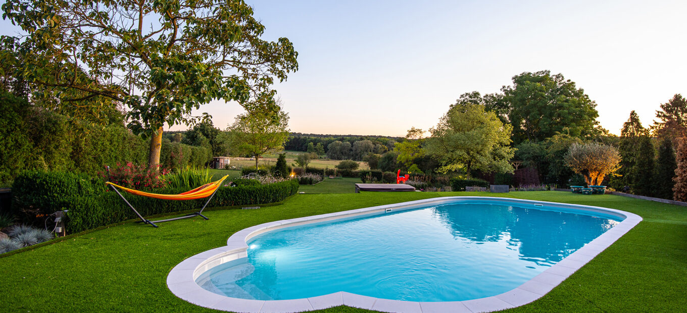 Piscine rectangle avec margelles