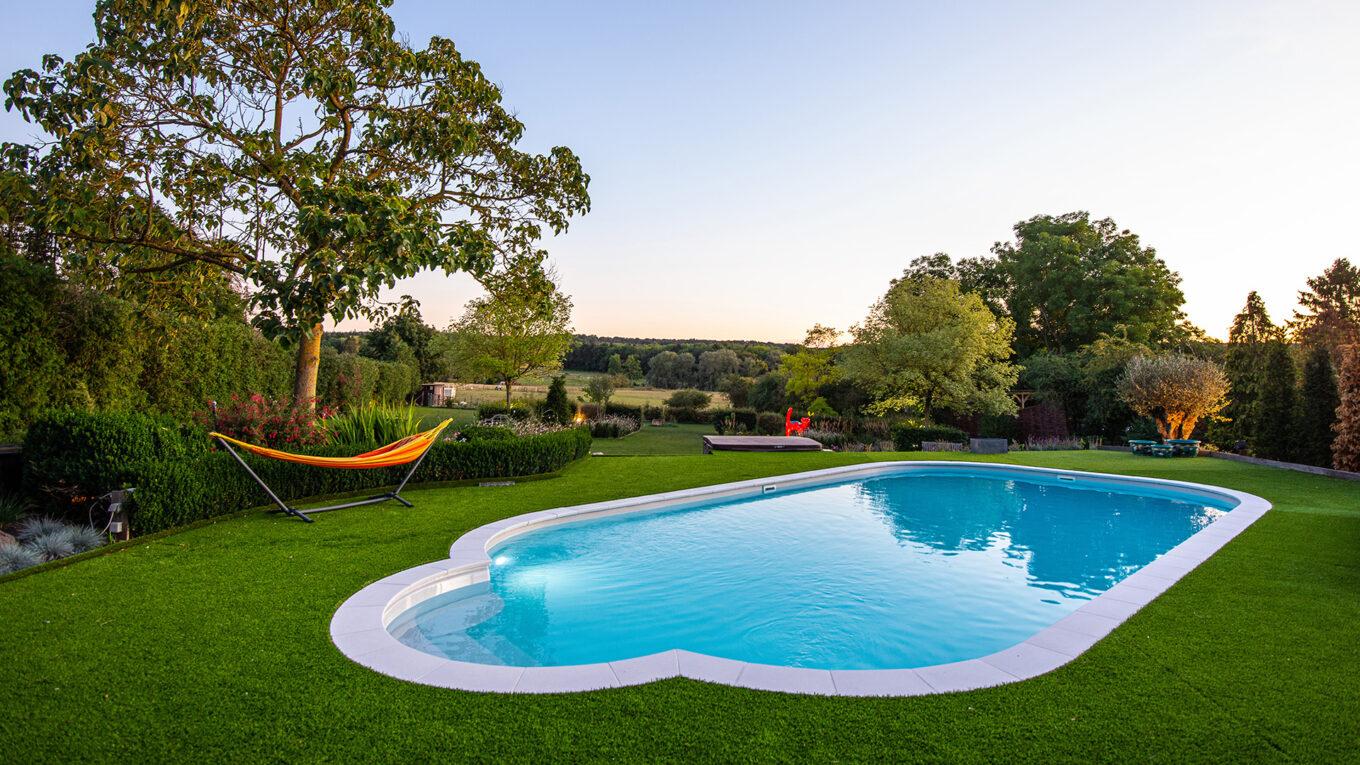 Piscine rectangle avec margelles