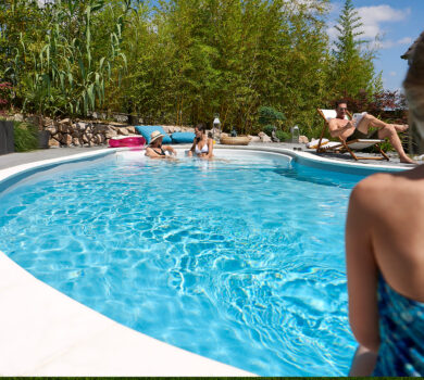 Piscine avec margelles écrus