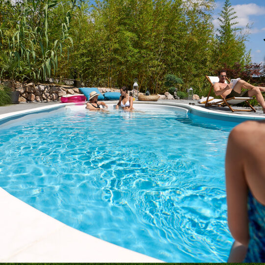 Piscine avec margelles écrus