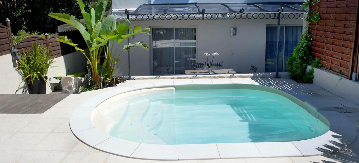 Petite piscine Lola sur une terrasse en dalles béton