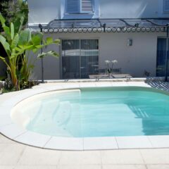 Petite piscine Lola sur une terrasse en dalles béton