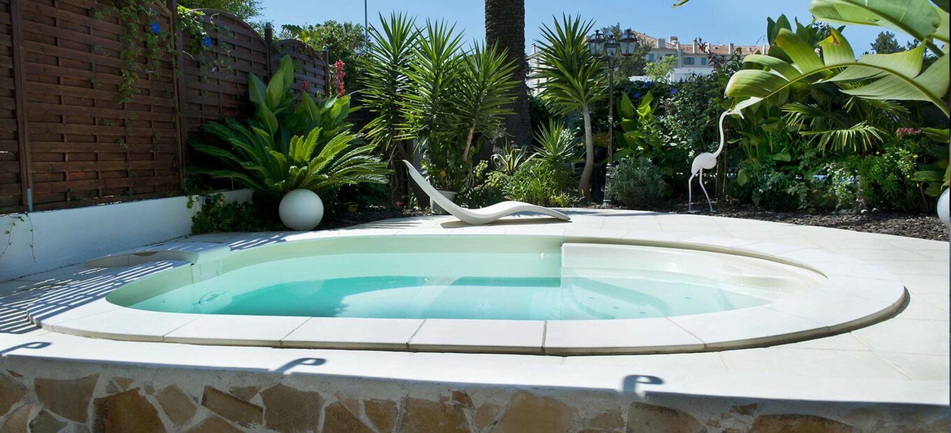 mini piscine Lola sur une terrasse surélevée