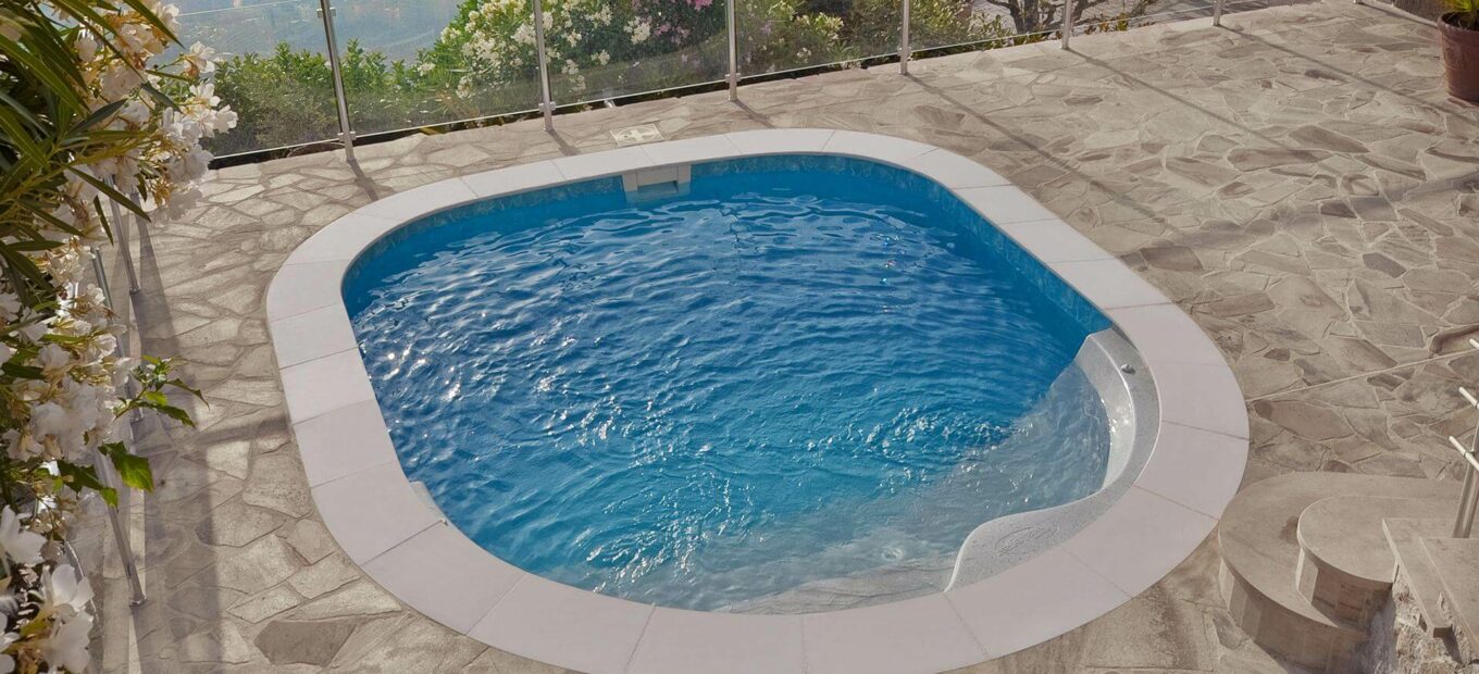 Mini piscine Lola sur terrasse en marbre avec vue