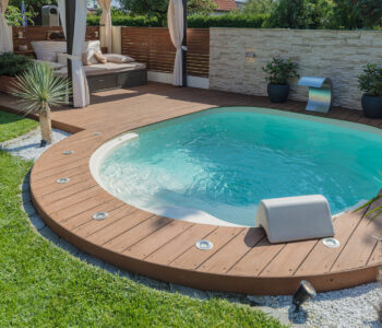 Mini piscine Lola dans un jardin avec une terrasse en bois