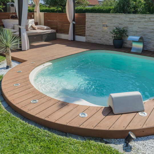 Mini piscine Lola dans un jardin avec une terrasse en bois