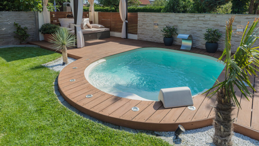 Mini piscine Lola dans un jardin avec une terrasse en bois