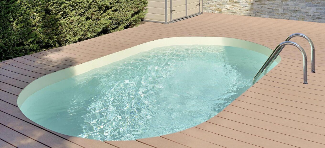 mini Piscine Olivia sur terrasse en bois avec échelle