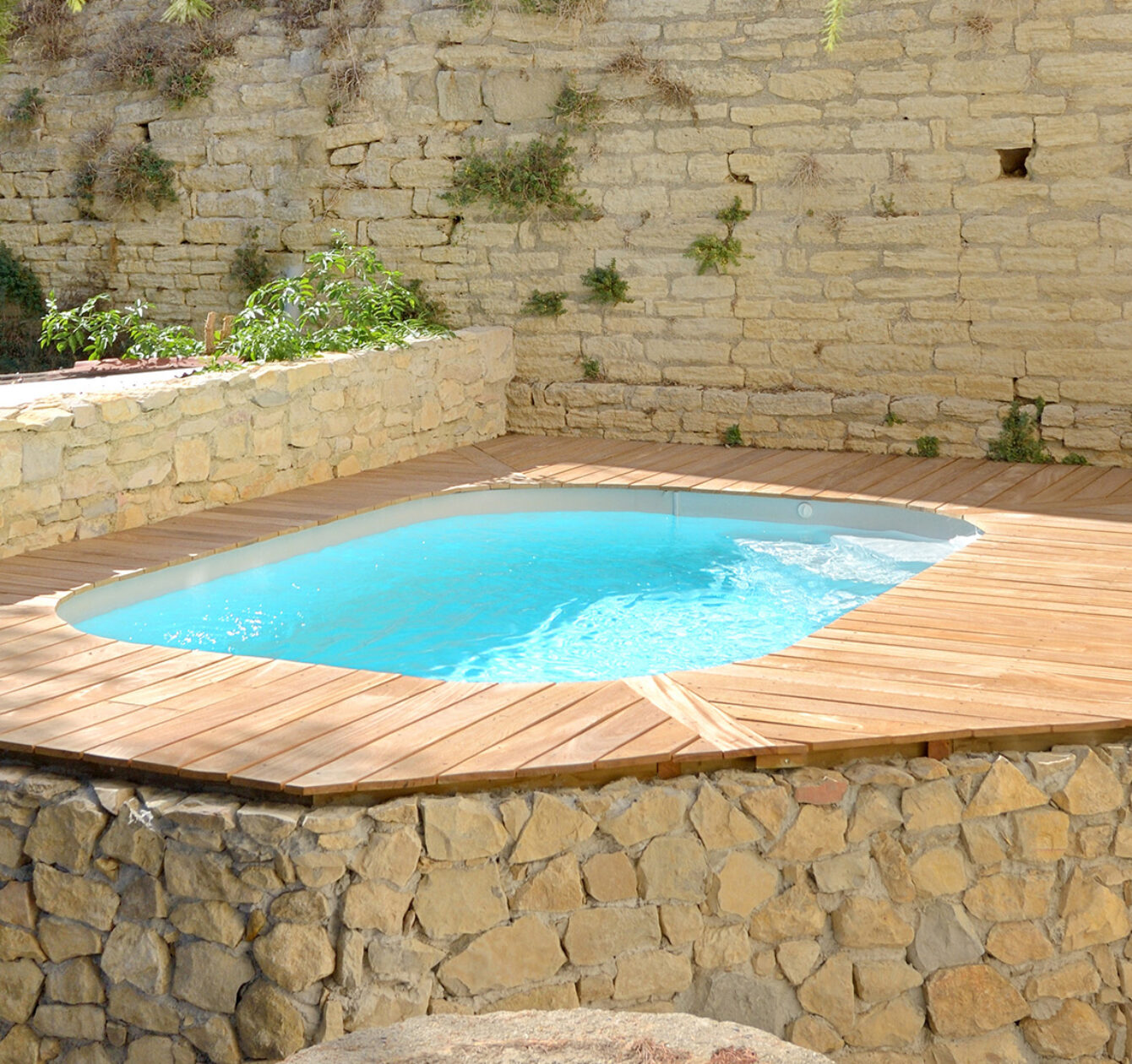 Mini piscine Sara sur terrasse en bois surélevée